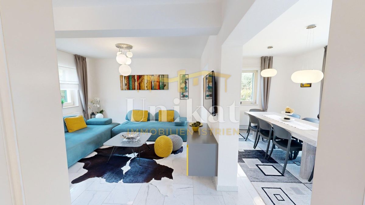 Čudovita dvojna hiša s bazenom